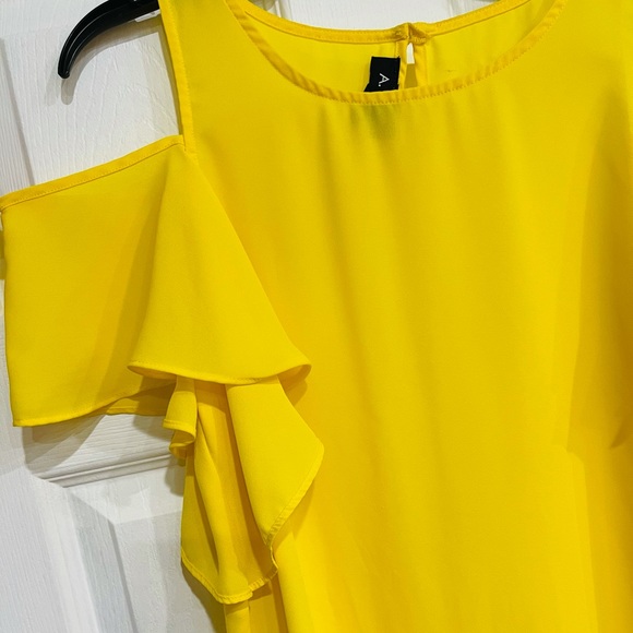 FREE w purch, NWOT, cold shoulder, yellow flutter summer blouse - Picture 5 of 13